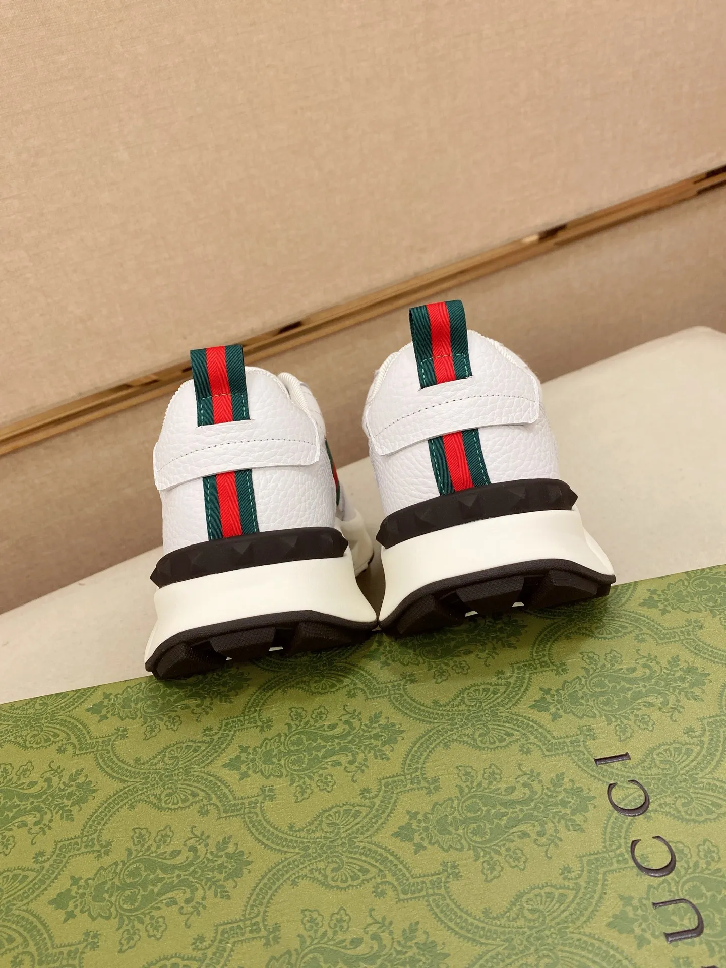 Men's men's shoes💰 462💰🇮🇹🇮🇹GUCCI🔍🔍new models are on sale at the same time at the counter. The uppers🇮🇹 are made of top-grain cowhide imported from Italy. Fully imported genuine leather lining 💪💪, completely 1⃣️ to 1⃣️ replica 🇮🇹💪💪, ⚠ sole: original sole provided by the original factory, exclusive movable molded sole super comfortable, ⚠ original factory follow-up, 🔍🔍 high quality, you can go in and out of the counter at will, welcome to compare⚠. Code number:38-44